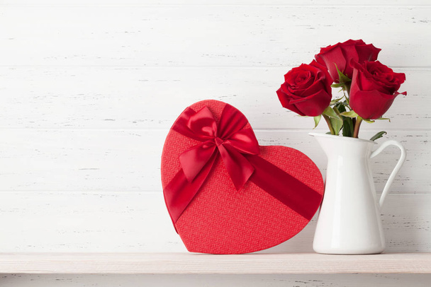 Valentýnské přání s dárkovou krabičkou a růžovými květy - Fotografie, Obrázek
