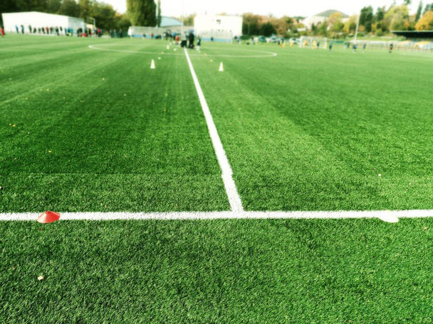 Los conos son equipos de entrenamiento de fútbol en césped artificial verde
  - Foto, Imagen