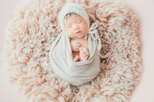  Asiática recién nacido bebé con punto sombrero durmiendo
  - Foto, imagen