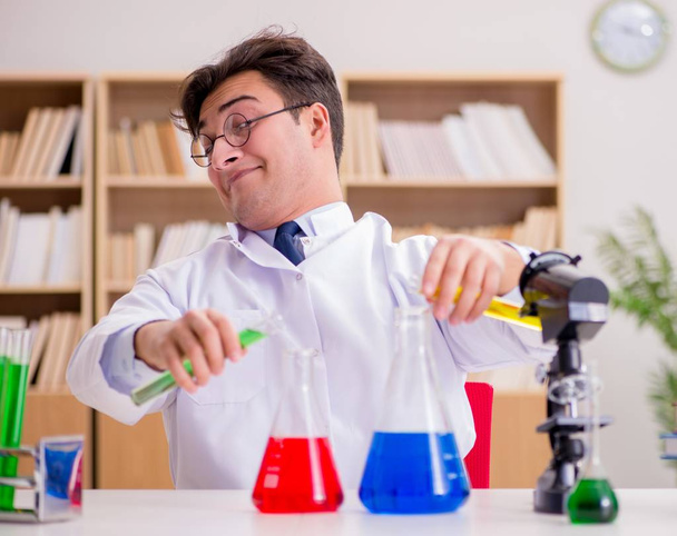 Médico cientista louco louco fazendo experimentos em um laboratório - Foto, Imagem