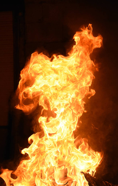 Огонь с желтым и оранжевым пламенем на черном фоне
 - Фото, изображение