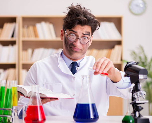Pazzo scienziato pazzo medico facendo esperimenti in un laboratorio - Foto, immagini