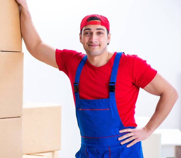 Travailleur contractuel boîtes de déménagement pendant le déménagement de bureau - Photo, image