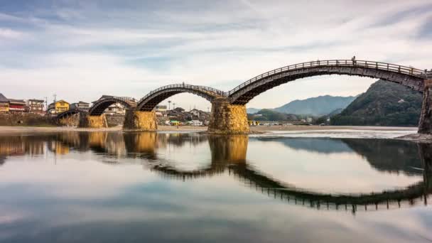 Iwakuni, Japan op de historische Kintaikyo-brug aan de rivier de Nishiki in de schemering. - Video