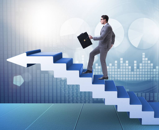 Empresário escalando escada de carreira no conceito de negócio - Foto, Imagem