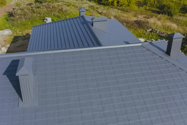Гофрований металевий дах і металева покрівля. Сучасний дах зроблені з
 - Фото, зображення