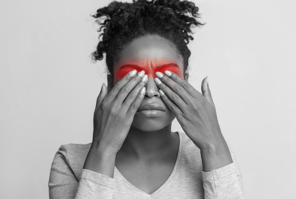 Femme noire bouleversée souffrant d'une forte douleur oculaire
 - Photo, image