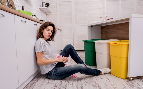 Mladá dívka třídí odpadky v kuchyni. Koncept recyklace. Nulový odpad - Fotografie, Obrázek