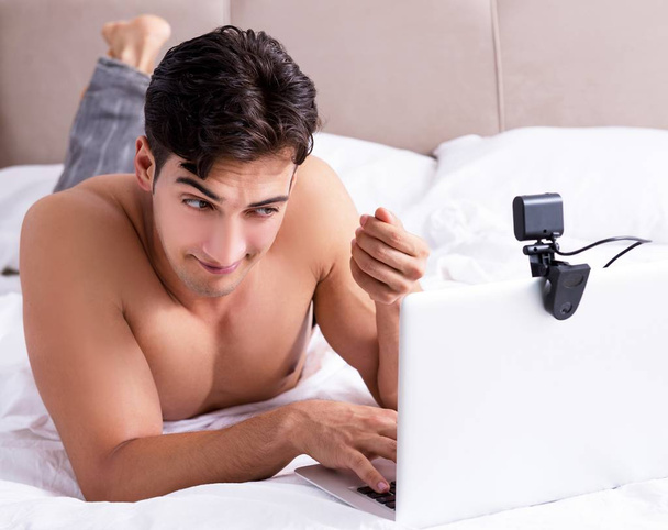 Nuori seksikäs mies verkossa dating käsite - Valokuva, kuva