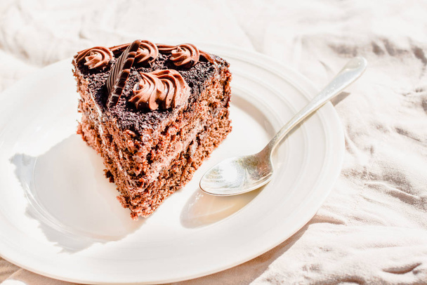 Freshly made delicious chocolate cake on a white linen tableclot - Foto, afbeelding