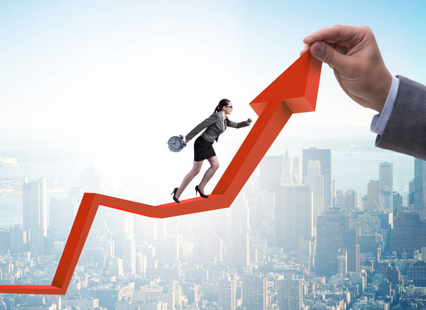 El gráfico de línea de escalada de mujer de negocios en conce de recuperación económica
 - Foto, imagen