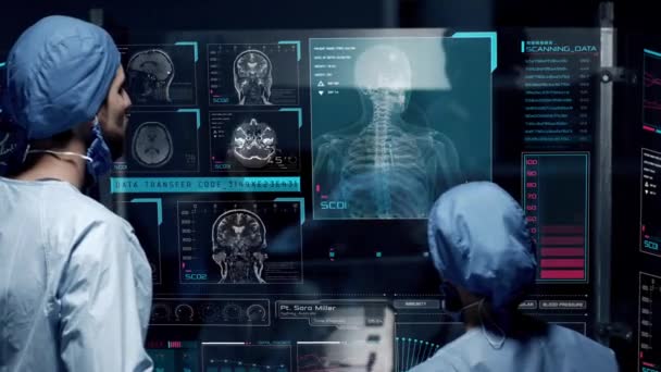 Professzionális orvosok elemzik a beteg orvosi Mri diagnózisát egy nagy üvegképernyőn futurisztikus hologramokkal. Fogalom: orvostudomány, orvosok, jövő, holografikus, agyi vizsgálat - Felvétel, videó