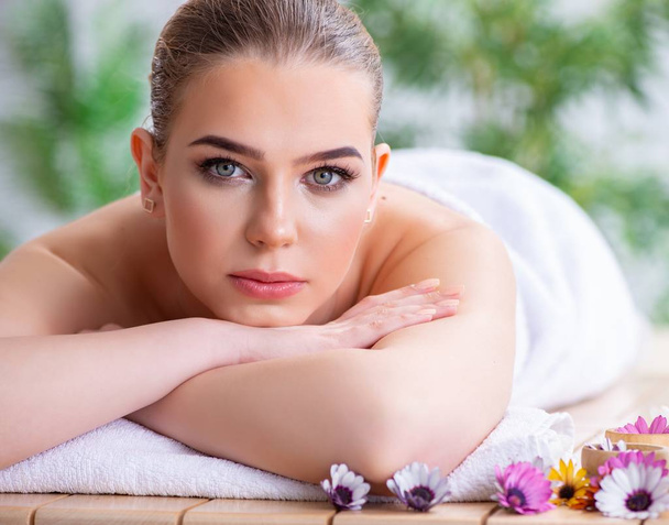 Donna durante la sessione di massaggio in spa - Foto, immagini