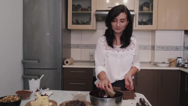 Een banketbakker dompelt een zoete in de gesmolten chocolade - Video