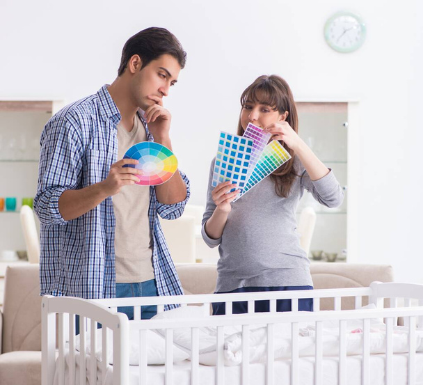 Junge Eltern erwarten ihr erstes Baby - Foto, Bild