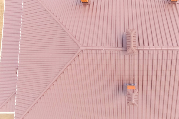 Κυματοειδής μεταλλική στέγη και μεταλλική στέγη. Σύγχρονη στέγη από πληρούνται - Φωτογραφία, εικόνα