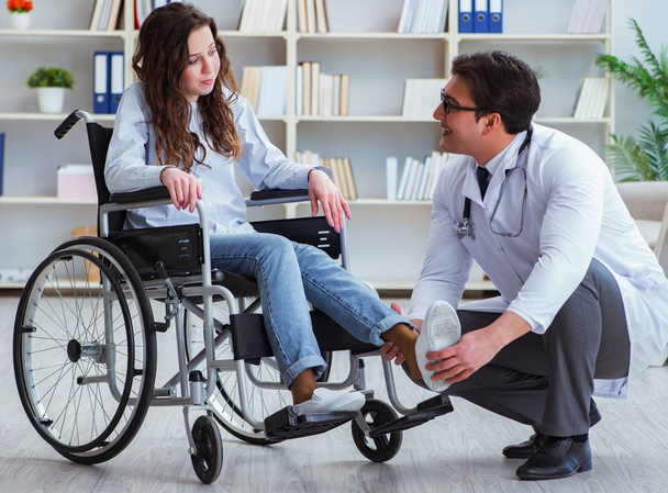 Пациент с ограниченными возможностями на инвалидной коляске посещает врача для регулярной проверки - Фото, изображение