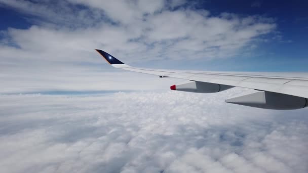 φτερό αεροπλάνου στο cloudscape - Πλάνα, βίντεο