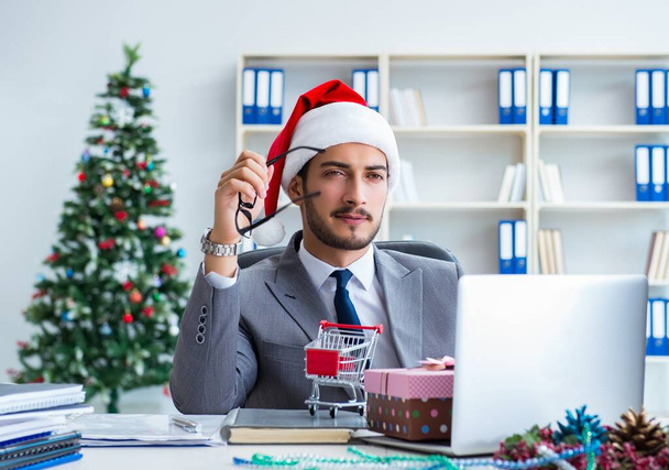 Jovem empresário comemorando o Natal no escritório - Foto, Imagem