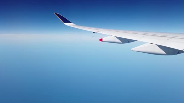 Αεροπλάνο σε καθαρό γαλάζιο Sky - Πλάνα, βίντεο