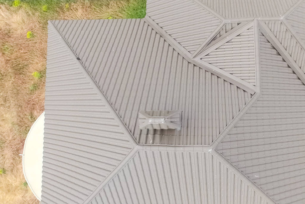 telhado de metal ondulado e coberturas metálicas. telhado moderno feito de met
 - Foto, Imagem