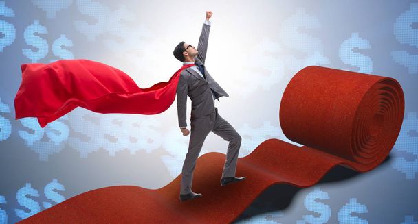 Супергерой на червоному килимі концепції успіху
 - Фото, зображення