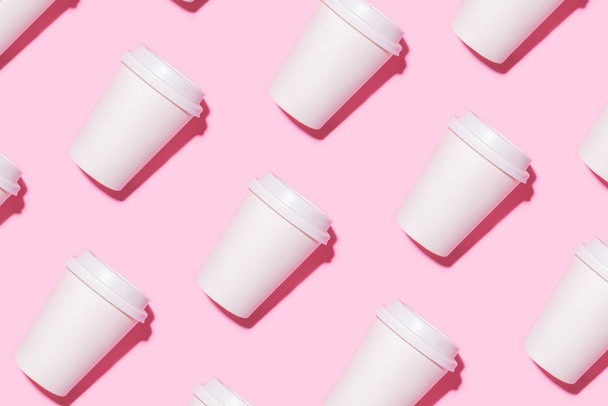 Pattern of disposable coffee cups on a pink background. - Foto, Bild