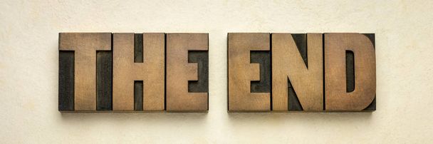 the end word abstract in wood type - Φωτογραφία, εικόνα