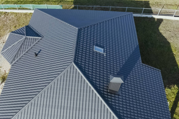Vlnitá kovová střecha a kovová střecha. Moderní střecha z met - Fotografie, Obrázek