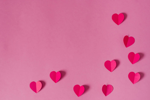 Hintergrund des Valentinstages. Rand oder Rahmen aus rosa Papier hea - Foto, Bild