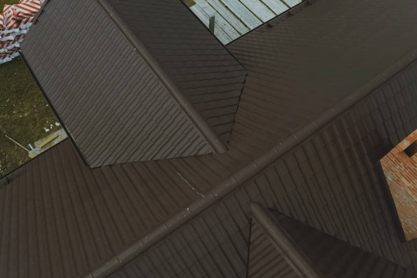 Hullámos fém tető és fém tetőfedő. Modern tető készült met - Fotó, kép