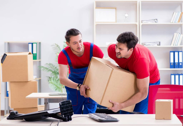 Dois funcionários contratados movendo pertences pessoais - Foto, Imagem