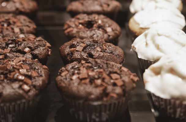 Muffins frais noirs et blancs
 - Photo, image