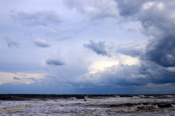 chmury deszczu unoszące się na niebie nad Morzem Śródziemnym na północy Izraela  - Zdjęcie, obraz