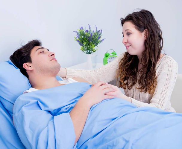 Esposa visitando al marido enfermo en la habitación del hospital - Foto, imagen