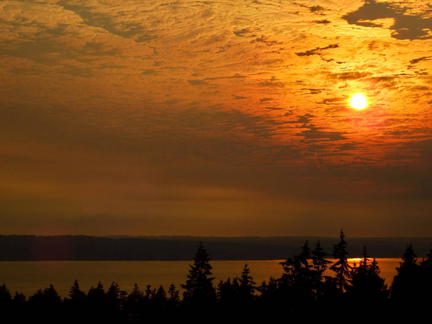 Sunset felett Bainbridge Island és Puget Sound vett közelében Seattle, Washington.  - Fotó, kép
