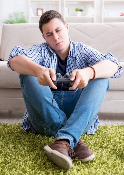 Młody człowiek gra w gry komputerowe w domu - Zdjęcie, obraz