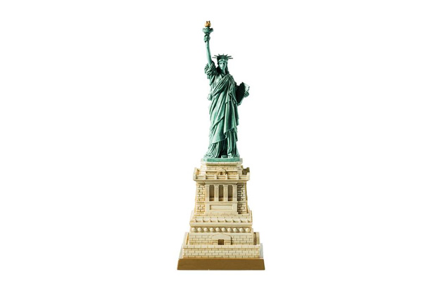 Közelről láthatjuk az elszigetelt Szabadság-szobrot. Liberty Island New Yorkban. New York-i kikötő. Gyönyörű háttér. - Fotó, kép