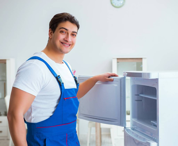 Opravář dodavatel opravy lednice v konceptu DIY - Fotografie, Obrázek