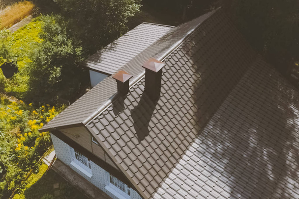 Oluklu metal çatı ve metal çatı. Modern çatıdan yapılma. - Fotoğraf, Görsel