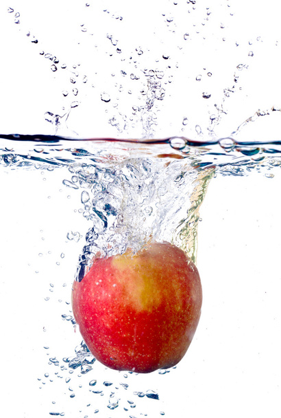 Apfelspritzer im Wasser - Foto, Bild