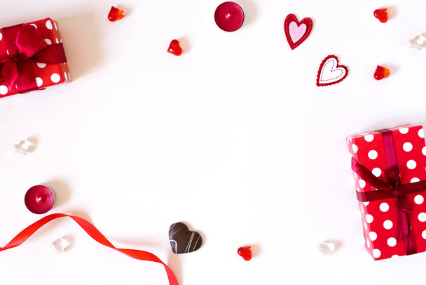 Rozvržení Valentýna s romantickými dárkovými krabicemi a acc - Fotografie, Obrázek