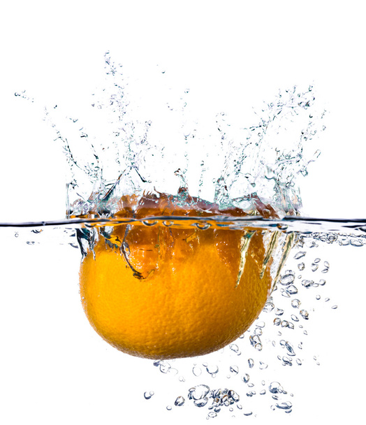 Orange in water - Φωτογραφία, εικόνα