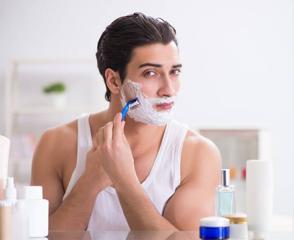 Mladý pohledný muž holení brzy ráno doma - Fotografie, Obrázek