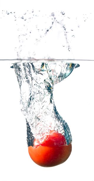 Tomato in water - Foto, afbeelding