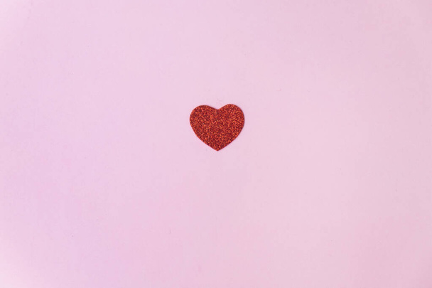 kirkas ja kimaltava punainen sydän vaaleanpunaisella pohjalla
 - Valokuva, kuva