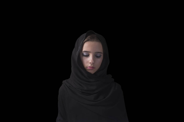 Άραβα κοπέλα σε μαύρο abaya και μαύρο φόντο Μουσουλμάνα αραβίδα κοπέλα. - Φωτογραφία, εικόνα