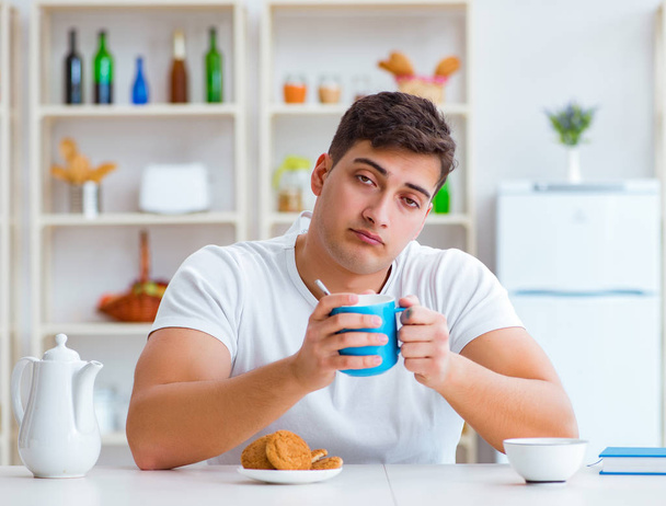 Muž usíná během snídaně po práci přesčas - Fotografie, Obrázek