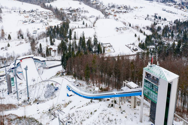 Wisla Malinka 'daki kayak kulesinde hava aracı. - Fotoğraf, Görsel