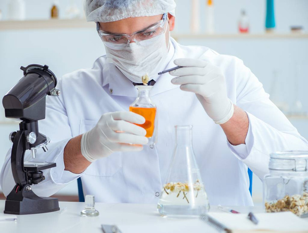 Chemik mieszający perfumy w laboratorium - Zdjęcie, obraz